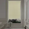 A roller blind is shown in a window with a built-in bench seat below. Voir les images du produit