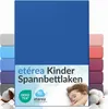 A stack of colorful fitted sheets with a blue sheet prominently displayed in the front, alongside cotton bolls and a sleeping child. Anteprima dell’immagine prodotto