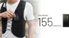 A person wearing a black running vest with a power bank being placed into a pocket. Produktbild-Vorschau