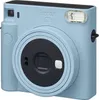 A close-up studio shot of a light blue Fujifilm Instax Square SQ 1 instant camera. Anteprima dell’immagine prodotto