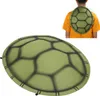 A collage showing a turtle shell costume accessory from two angles: one close-up and one worn by a person. Voir les images du produit