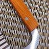 A close-up view of a wavy knife with a wooden handle, resting on a woven placemat. Produktbild-Vorschau