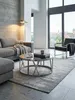 Niedriger Glastisch als zentrales Element zwischen minimalistischen Loungemöbeln und einer skulpturalen Stehleuchte im kühlen Architektur-Design._#sku_SAFWL6.674# Produktbild-Vorschau