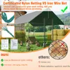 A chicken coop with a green mesh netting and a grey roof, surrounded by grass and hay bales. The image also contains text overlays and inset images highlighting product features. Anteprima dell’immagine prodotto