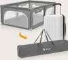 A playpen is shown folded into a carrying bag, next to a suitcase, suggesting portability. Anteprima dell’immagine prodotto