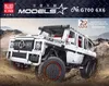 A white Mould King remote control car model, resembling a Mercedes-Benz G-Wagon 6x6, is shown in a dynamic, off-road setting with dirt and rocks. Anteprima dell’immagine prodotto