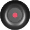 A top-down view of the bottom of a black frying pan with a red logo in the center. Anteprima dell’immagine prodotto