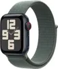 A close-up studio shot of an Apple Watch with a green woven band. Voir les images du produit