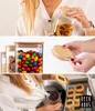 Collage mit klaren Glas-Lebensmittelaufbewahrungsgläsern mit Bambusdeckeln, gefüllt mit Nudeln, Bonbons und Kaffeebohnen, in Gebrauch in einer Küche Produktbild-Vorschau