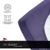 A close-up of a purple fitted sheet, with icons and text describing its features. Produktbild-Vorschau