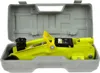 A yellow hydraulic jack is stored in its gray plastic case. Voir les images du produit