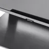 A close-up shot of the bottom edge of a Samsung television, showing the brand logo and the metallic finish of the stand. Anteprima dell’immagine prodotto