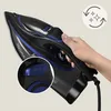 A hand holding a black and blue iron. Produktbild-Vorschau
