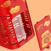 Rotes Laternenstil-Produkt mit goldenen chinesischen Neujahrsdekorationen, einer sichtbaren klaren Flasche im Inneren und einer abgelösten roten Platte mit ähnlichen goldenen Designs Voir les images du produit