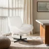 Fauteuil pivotant élégant en tissu bouclé pour le salon Voir les images du produit 7