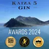 A scenic view of a coastal mountain range with text overlays and award badges. Voir les images du produit