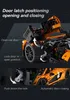 Close-up images demonstrating the door latch mechanism of a toy car model. Anteprima dell’immagine prodotto