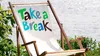 A white deck chair with the words 'Take a Break' printed on it in colorful letters, placed outdoors near water and greenery. Anteprima dell’immagine prodotto