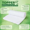 A rolled-up white mattress topper is shown on a light green background with text overlays describing its features. Produktbild-Vorschau
