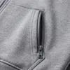 Grauer Kunststoff-Profilreißverschluss eingenäht an der Tasche eines Kapuzenpullovers als Anwendungsbeispiel. Produktbild-Vorschau