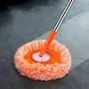 Oranger und weißer Mikrofaser-Moppkopf mit silbernem und orangem Stiel, auf grauem Fliesenboden ruhend Produktbild-Vorschau