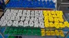 Bunte Klettergriffe in verschiedenen Farben; angeordnet auf einem Regal; hergestellt von KS Klettergriffe. Produktbild-Vorschau