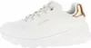 A side view of a white Skechers sneaker with gold accents. Voir les images du produit
