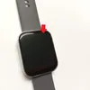 A close-up shot of a smartwatch with a red arrow pointing to a small scratch on the screen. Podgląd zdjęcia produktu
