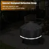 A covered fire pit in an outdoor setting at night, with text highlighting a reflective strap. Produktbild-Vorschau
