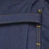 A close-up view of dark blue denim fabric with yellow stitching and a metal button. Voir les images du produit