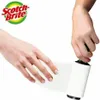 Two hands are shown using a Scotch-Brite lint roller. One hand is holding the roller, and the other is guiding the paper. Anteprima dell’immagine prodotto