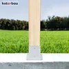 A wooden post is secured to a concrete base with a metal bracket, set against a backdrop of green grass and trees under a blue sky. Anteprima dell’immagine prodotto