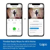 Two smartphone screens showing the Tapo doorbell app interface, with one screen displaying a voice call and the other showing quick response options. Produktbild-Vorschau