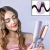 Frau mit welligem Haar, die einen lila Haarwellenstyler hält, mit einem Einsatz, der eine gewellte Haarsträhne zeigt Produktbild-Vorschau