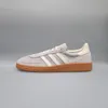 A side view of a single Adidas Handball Spezial sneaker. Voir les images du produit