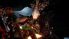 A person fighting a Xenomorph in a dark, industrial-looking environment. Produktbild-Vorschau