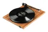 A turntable with a vinyl record on it, set against a white background. Anteprima dell’immagine prodotto