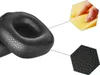 Close-up of black headphone ear pads with magnified views of the foam and leather texture, connected by dashed lines. Produktbild-Vorschau