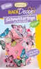 A package of edible butterfly decorations for cakes, with a cake decorated with the butterflies in the background. Produktbild-Vorschau
