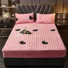 A pink bed set with heart patterns, including two pillows and a mattress cover, is displayed on a bed with a dark headboard. Náhled obrázku produktu