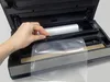 A hand is shown inserting a plastic bag into a vacuum sealer. Anteprima dell’immagine prodotto