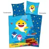 A Baby Shark themed bedding set, including a duvet cover and pillowcases, displayed flat. Anteprima dell’immagine prodotto