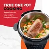 A close-up of a multicooker with food inside, with marketing text on the left. Anteprima dell’immagine prodotto