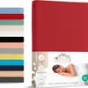 A red fitted sheet is shown folded, with a stack of other colored fitted sheets to the left and marketing information below. Produktbild-Vorschau