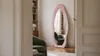 LunaMirror Cleo staande spiegel 160 x 60 cm, organische wolkvorm, gestoffeerd fluwelen frame, roze – afbeelding 6 Productafbeelding-voorbeeld