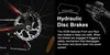 Close-up of a bicycle's hydraulic disc brake system with marketing text highlighting its features. Produktbild-Vorschau
