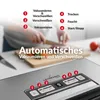 A person is preparing food in the background, while the foreground shows a vacuum sealer with its control panel. Anteprima dell’immagine prodotto
