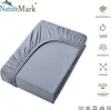 A gray fitted sheet is shown diagonally on a white background, with various feature icons and text on the right side. Produktbild-Vorschau