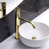 A close-up shot of a gold faucet over a white sink. Anteprima dell’immagine prodotto