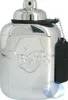 A silver perfume bottle with a black tag attached by a chain. Anteprima dell’immagine prodotto